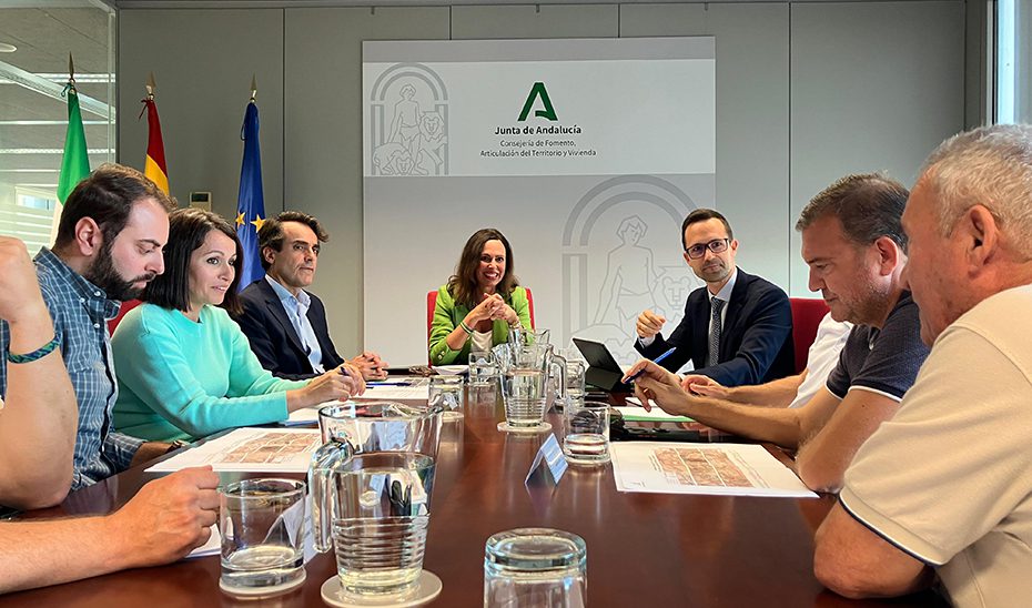 La Junta iniciará en 2026 las obras de la carretera que conecta Martín de la Jara y Los Corrales con la A-92