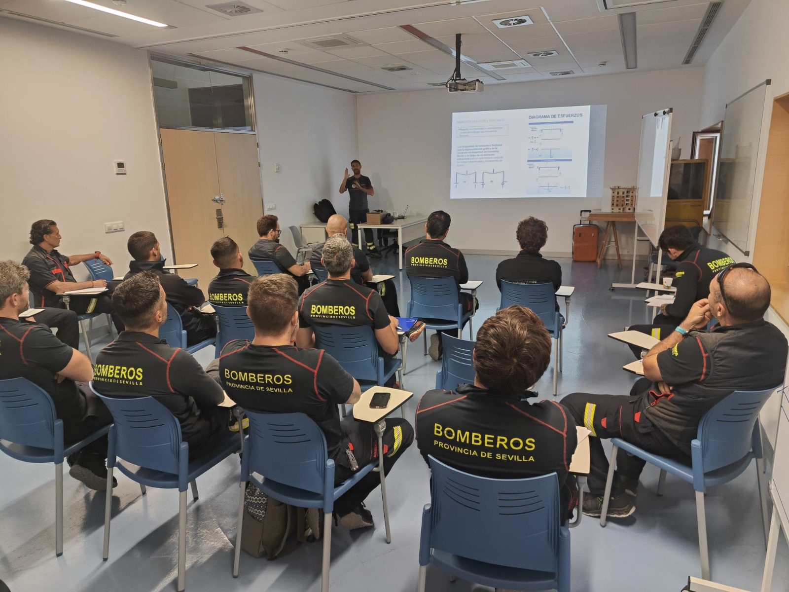 El Consorcio de Bomberos de la Provincia de Sevilla forma a sus efectivos para reforzar la seguridad en intervenciones en edificaciones
