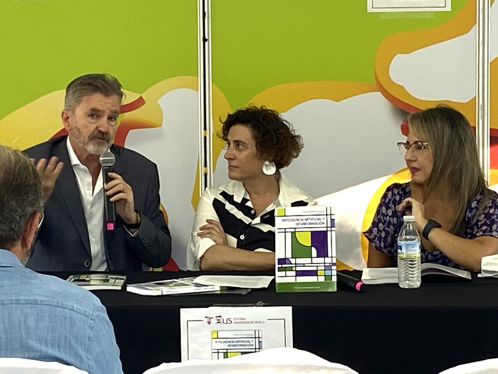 Presentada en la Feria del Libro de Sevilla la obra IA y Desinformación, un análisis multidisciplinar sobre los retos éticos y comunicativos de la inteligencia artificial