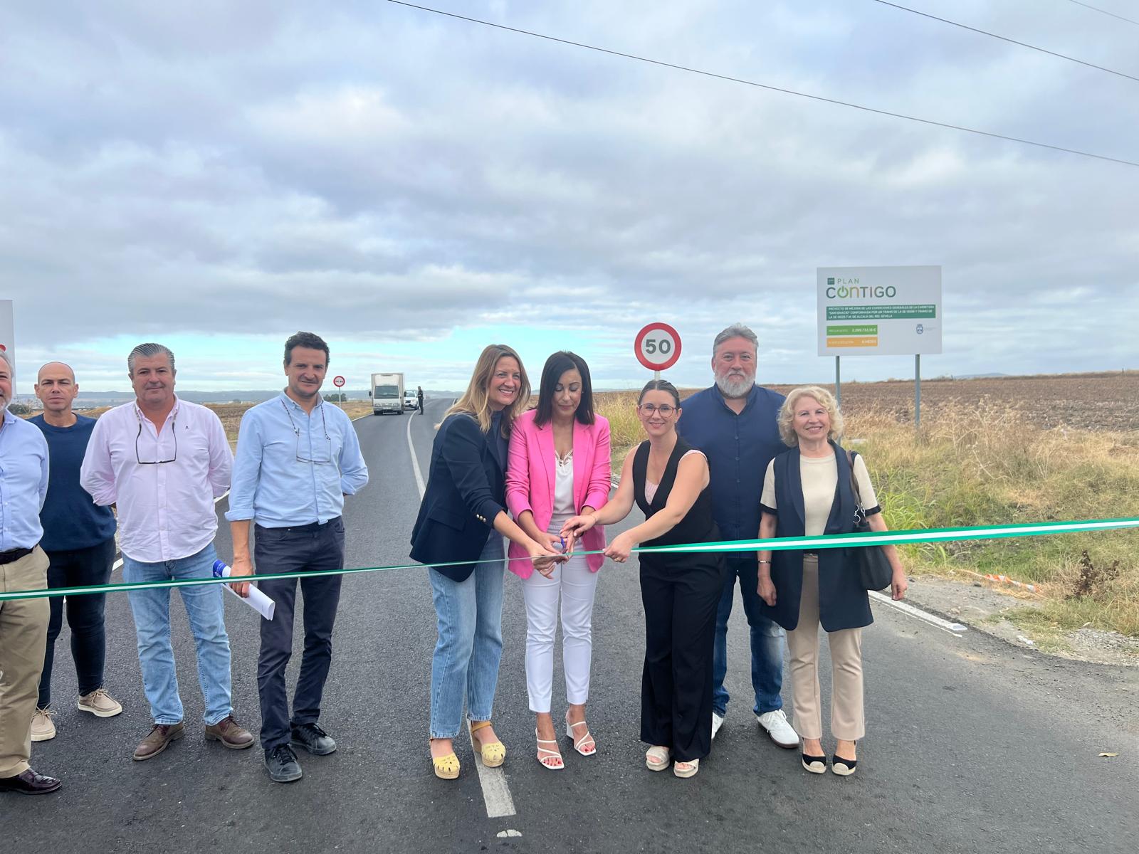 10-241025-FOTO-INAUGURACION-VIA-SINGULAR-ALCALA-DEL-RIO-.jpeg La Diputación y el Ayuntamiento de Alcalá del Río culminan la mejora de dos vías singulares con una inversión de más de 1,5 millones