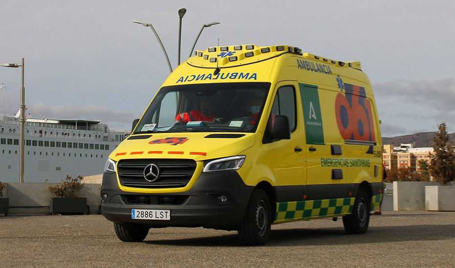 1730286788857Ambulancia_Est.jpg Fallece un trabajador tras sufrir una descarga eléctrica en Málaga capital