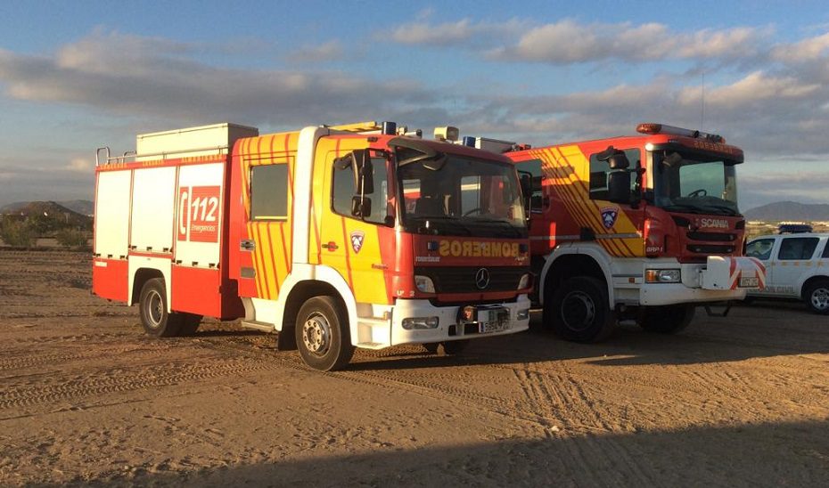 1636464032405veh-25C3-25ADculos-2520bomberos-2520GN.jpg Un herido y cuatro vehículos afectados tras la explosión de una bombona en Roquetas de Mar