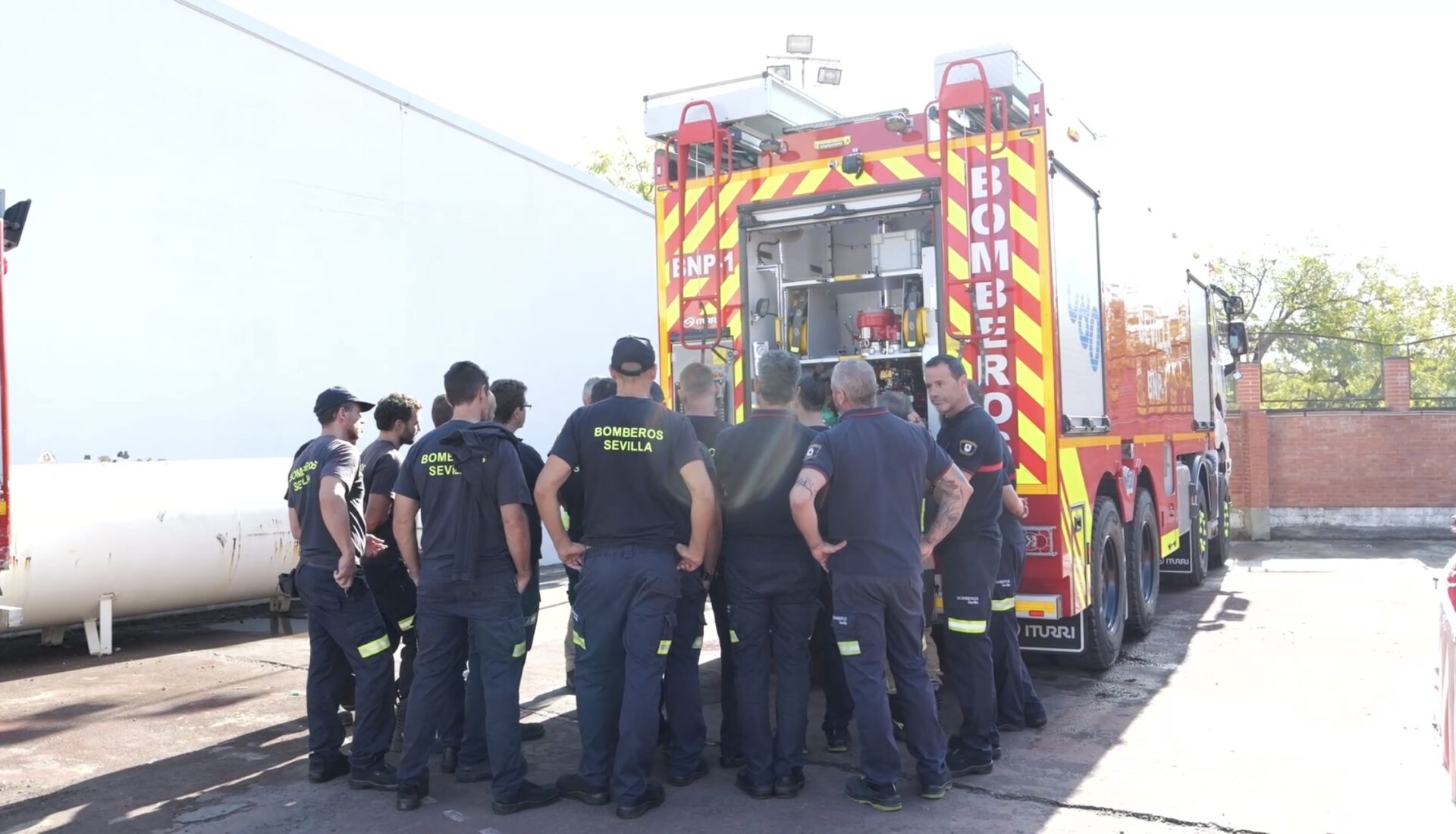 YDRAY-IMG_2762.jpeg Los bomberos de Sevilla reciben una formación específica para manejar la nueva Bomba Nodriza Pesada.