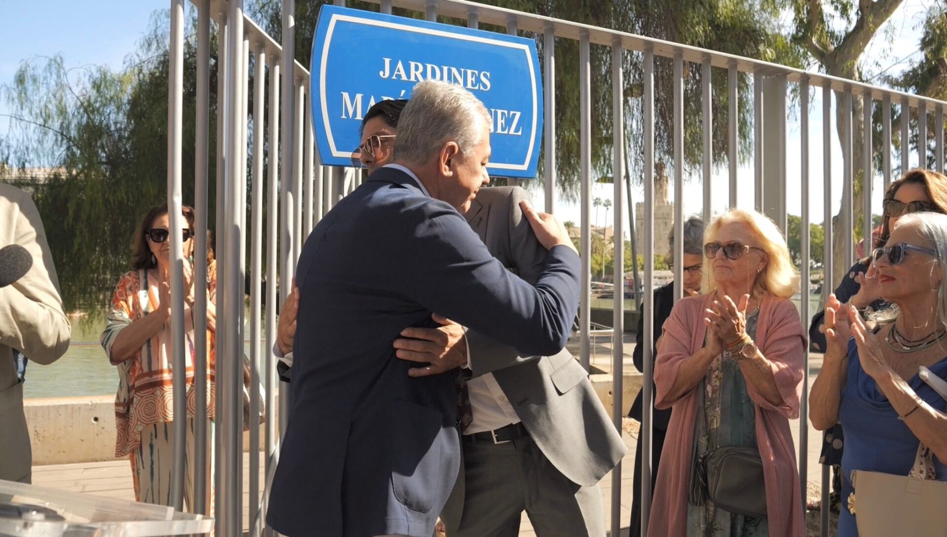 El alcalde inaugura en Triana los Jardines dedicados a la artista María Jiménez
