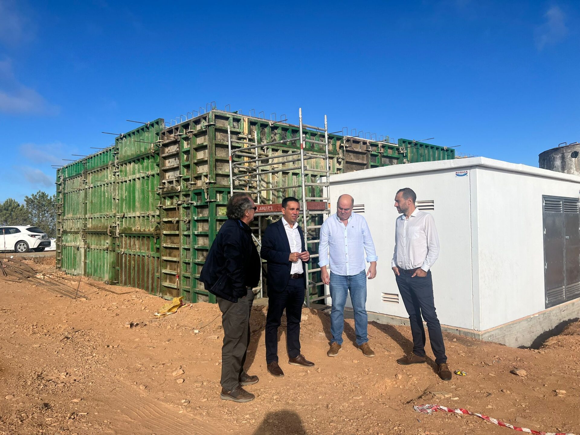 Gonzalo Domínguez visita junto al alcalde las obras del depósito que abastecerá de agua potable las pedanías de El Madroño