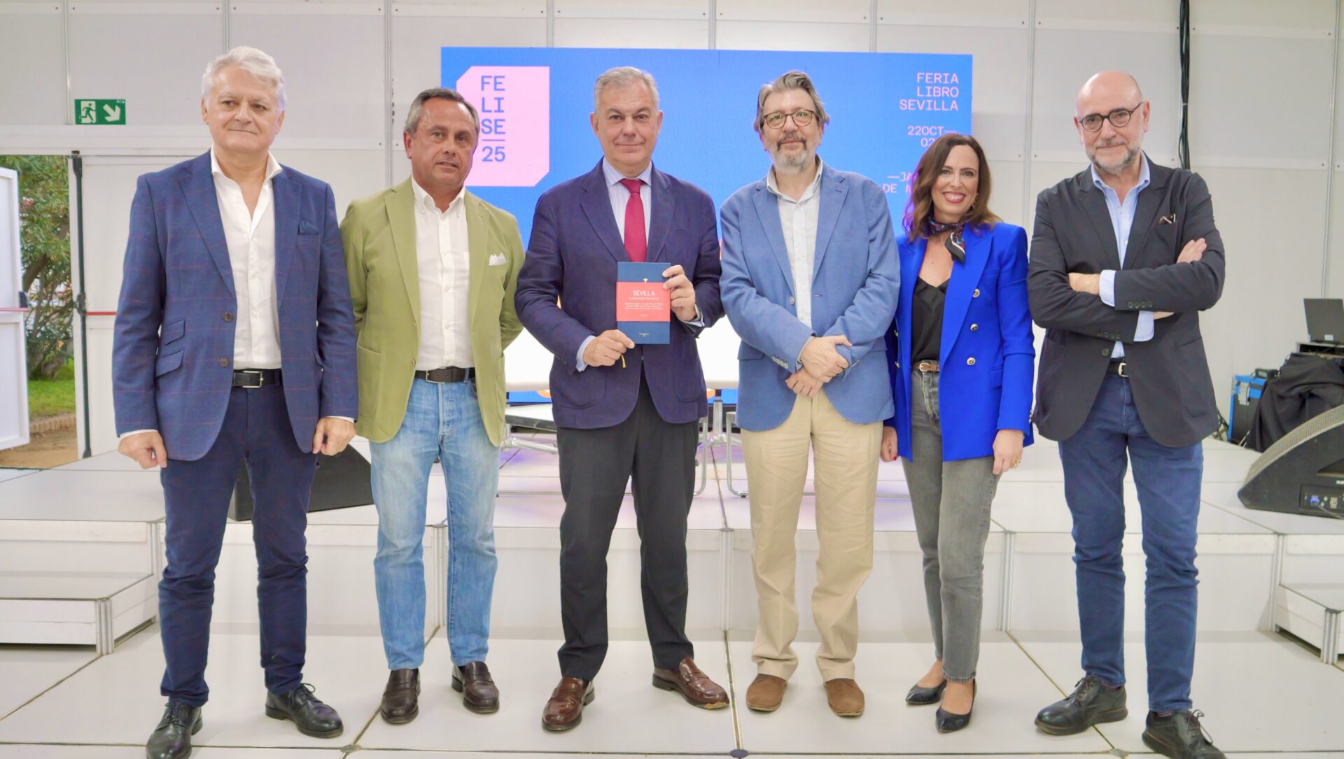 WhatsApp-2520Image-25202025-10-27-2520at-252018.58.49.jpeg El alcalde de Sevilla asiste a la presentación del libro ‘Sevilla. El pretérito perfecto’ en la Feria del Libro