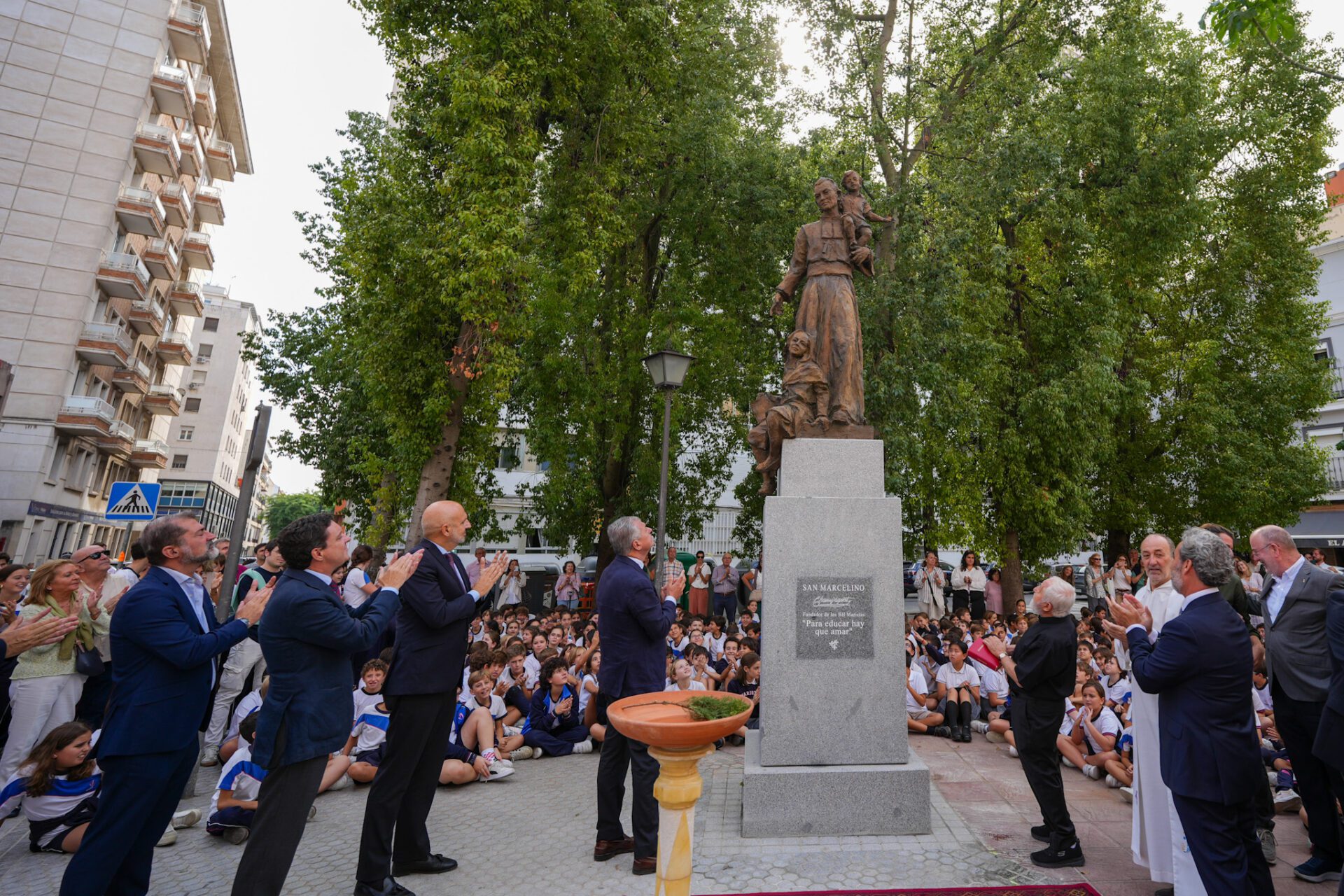 El alcalde inaugura el monumento a Marcelino Champagnat ante toda la comunidad educativa del colegio Marista