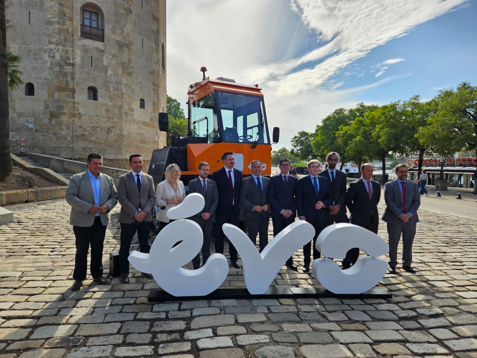 Sevilla se consolida como referente de la movilidad sostenible con la presentación del H2Tractor de EVO, primer prototipo de tractor de terminal propulsado por hidrógeno