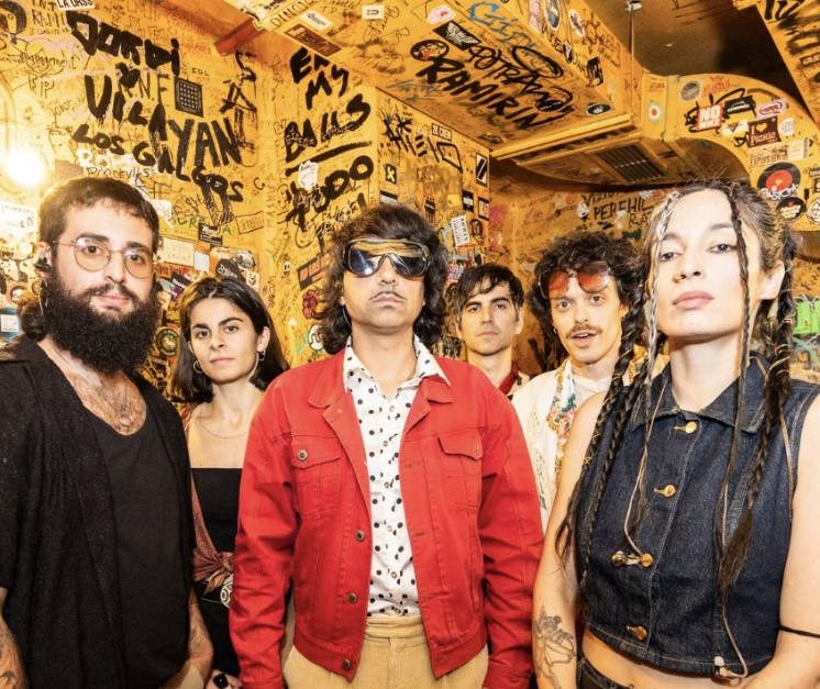 Quent-25C3-25ADnGas.jpg El grupo Quentin Gas y Los Zingaros inicia la programación musical del Teatro Alhambra con la presentación de su disco ‘El mundo se quema’