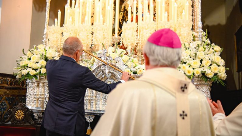 WhatsApp-Image-2025-10-28-at-22.57.59-796x448.jpeg La Virgen de los Dolores recibe el título y la vara de alcaldesa perpetua de Tomares