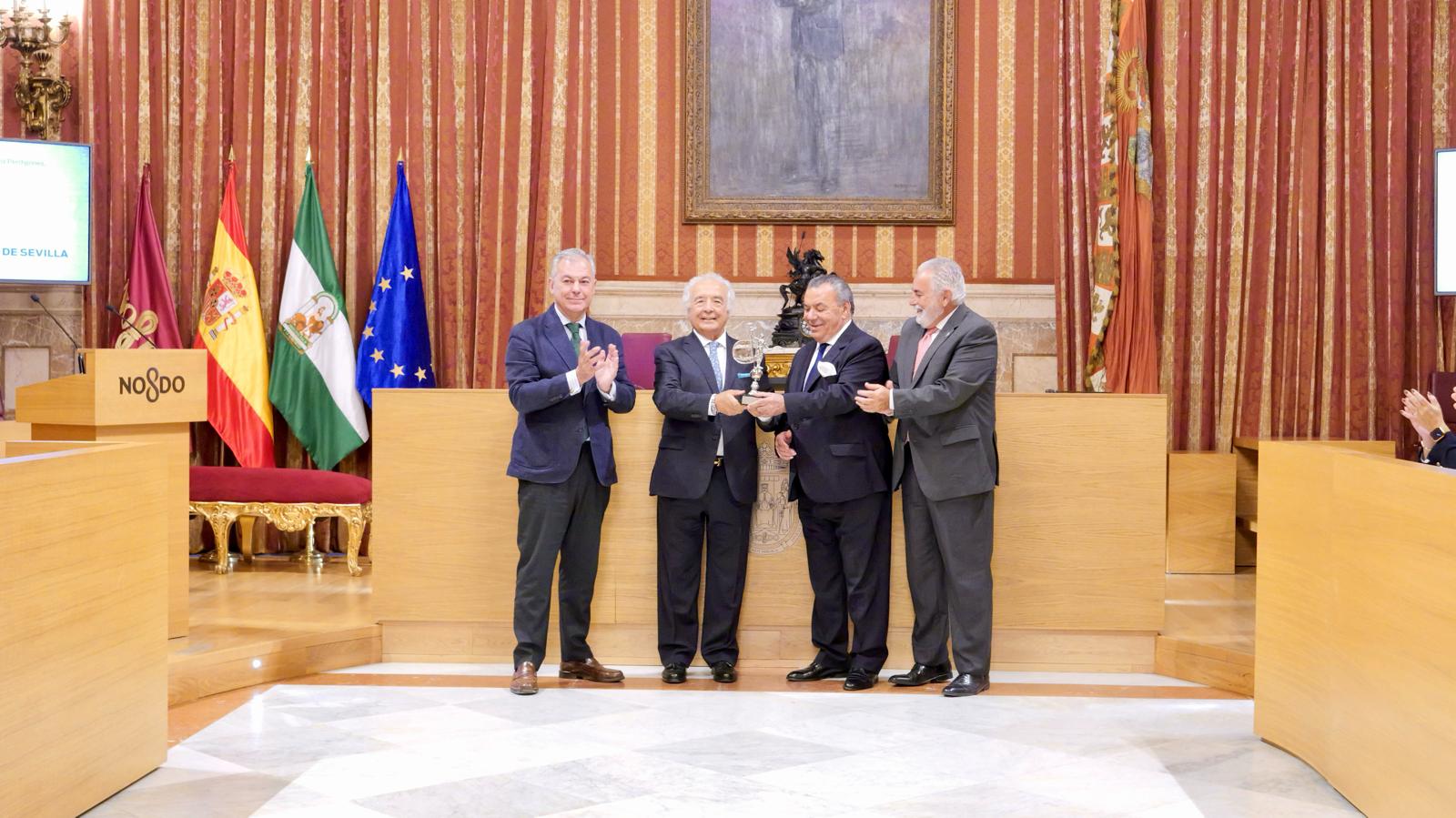 WhatsApp-2520Image-25202025-10-28-2520at-252021.39.24.jpeg El alcalde Sanz entrega el Premio Embajador de Sevilla 2025 a Los del Río