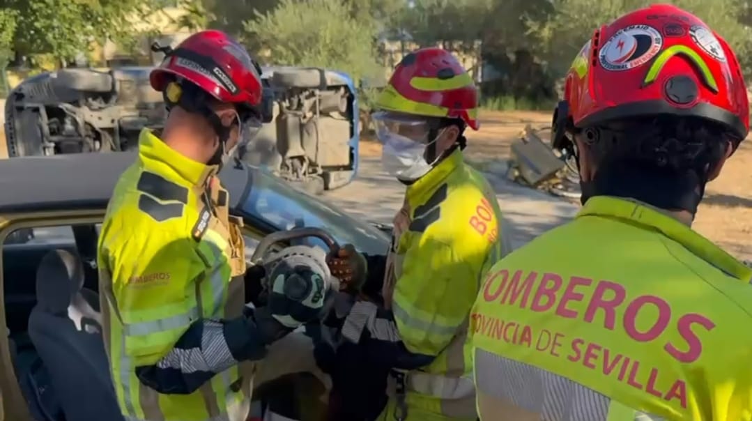 10-291025-Foto-CURSO-DE-BOMBEROS-NUEVAS-TECNICAS-EXCARCELACION.jpg Bomberos de la Provincia se forman en intervenciones en accidentes con vehículos eléctricos, híbridos o propulsados con gas