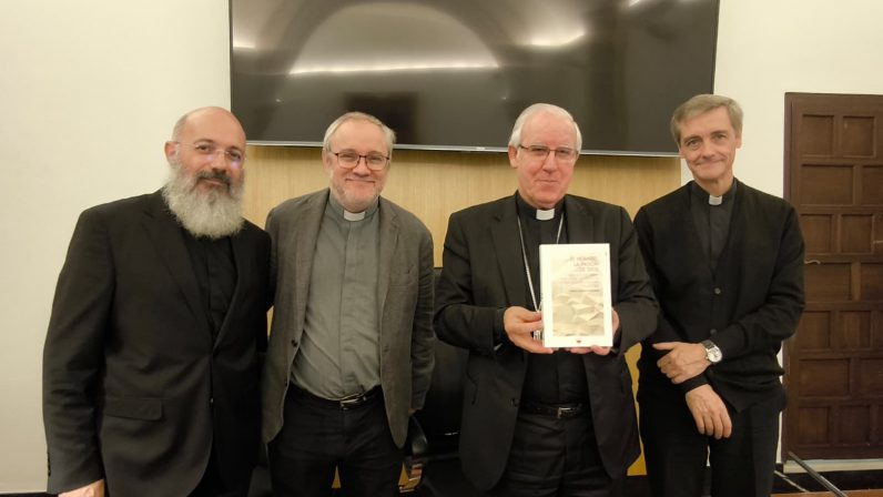 25E2-2580-2598El-hombre-la-Pasion-de-Dios-Carlos-Carrasco-Sevilla-2-796x448.jpeg El libro ‘El hombre, la Pasión de Dios’ “replantea la vida desde el ámbito de la esperanza cristiana”