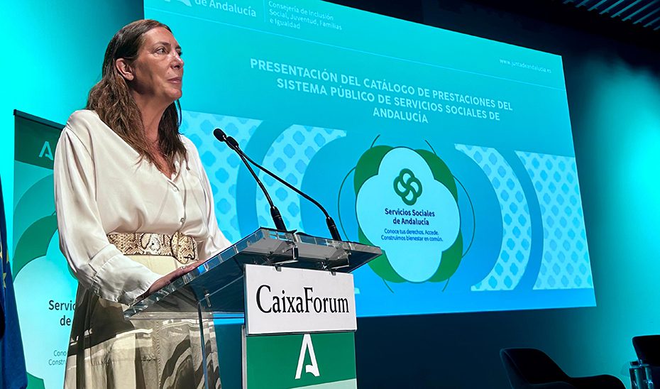 1761823805097LLopezCatalogoest.jpg La Junta presenta un Catálogo que unifica cerca de un centenar de prestaciones sociales disponibles