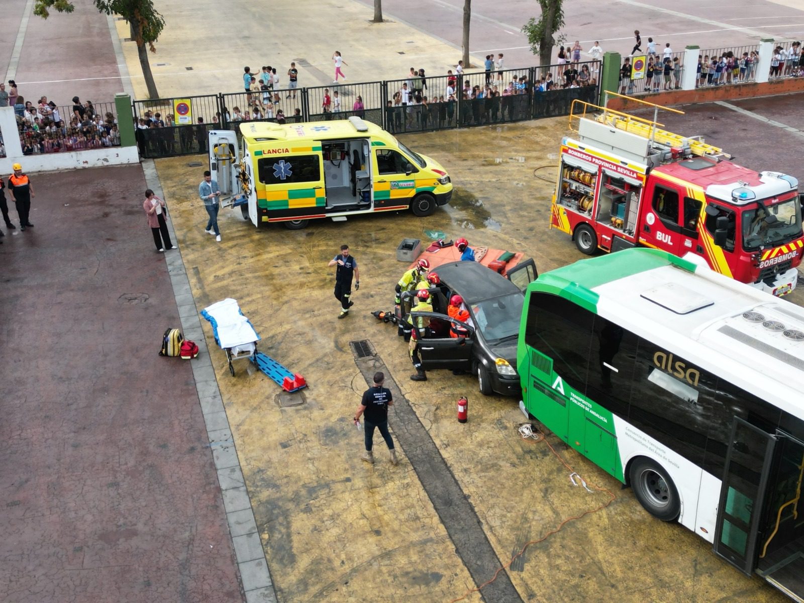 El Consorcio de Bomberos colabora con el VI Congreso Andaluz de Educación Vial con un simulacro de rescate en Coria del Río