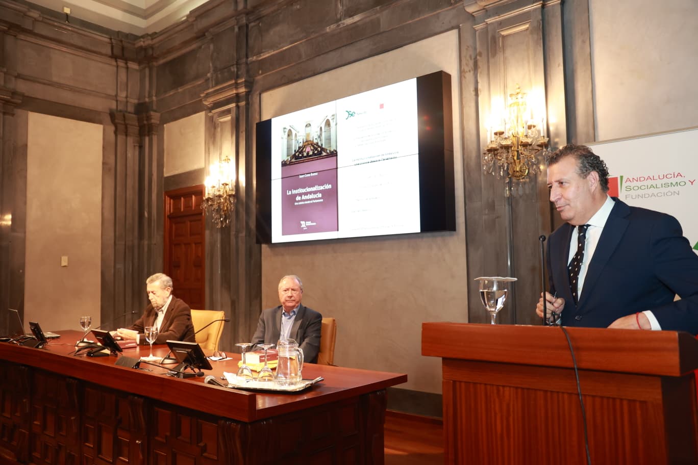 10-301025-LIBRO-CANO-BUESO-1.jpeg Javier Fernández destaca a Cano Bueso como “referente para que la juventud andaluza valore el esfuerzo histórico de la consolidación de las libertades y los derechos democráticos”