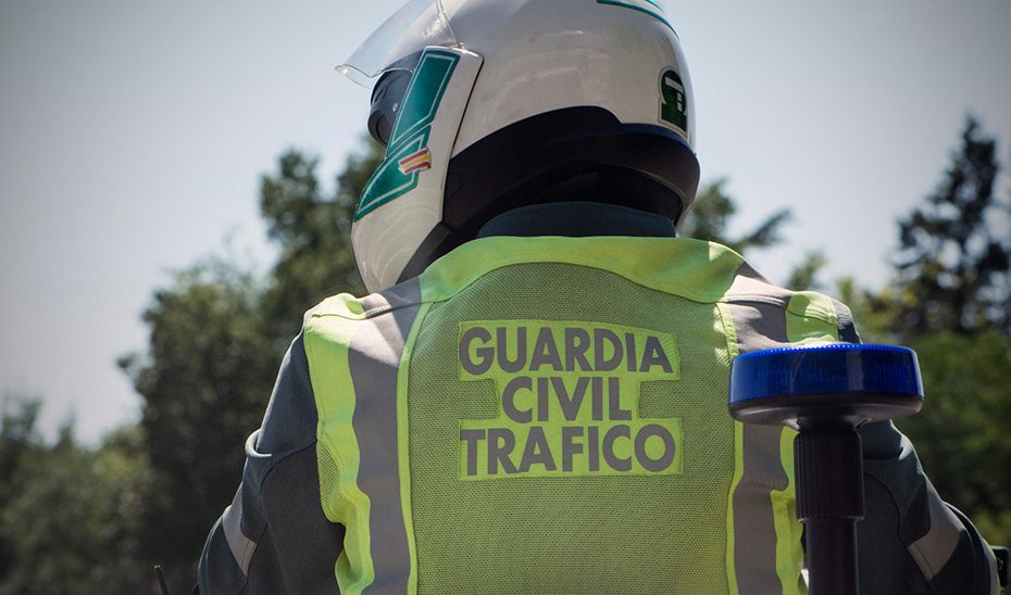 1669287096705agente_guardia_civil_trafico.jpg Un fallecido al chocar un coche y un camión en la AP-7 en Mijas