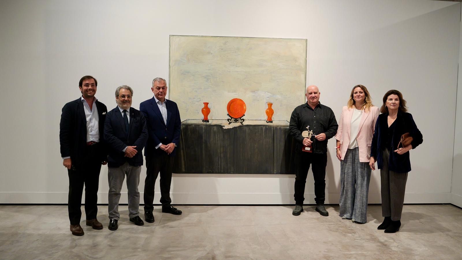 El alcalde Sanz entrega a Miguel Gómez Losada el I Premio Internacional de Pintura Ciudad de Sevilla