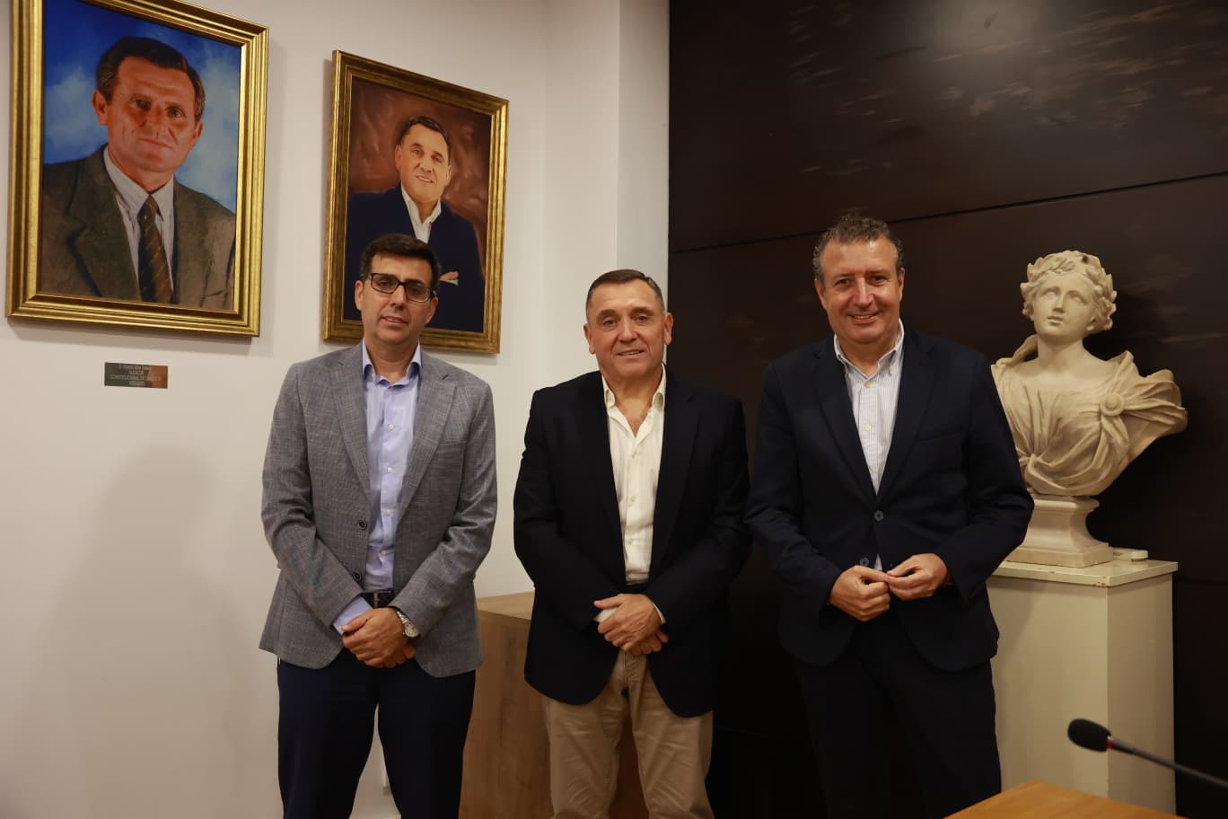 Javier Fernández asiste en Umbrete a la presentación del retrato del ex alcalde Fernández Garro y ensalza el legado de 20 años de gestión