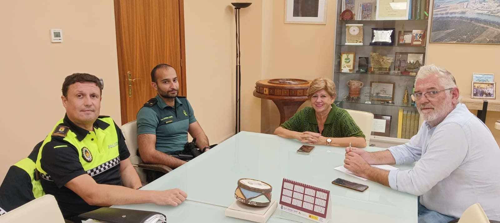 La alcaldesa de Gelves recibe al nuevo Teniente, Comandante Jefe del Puesto de la Guardia Civil de San Juan de Aznalfarache