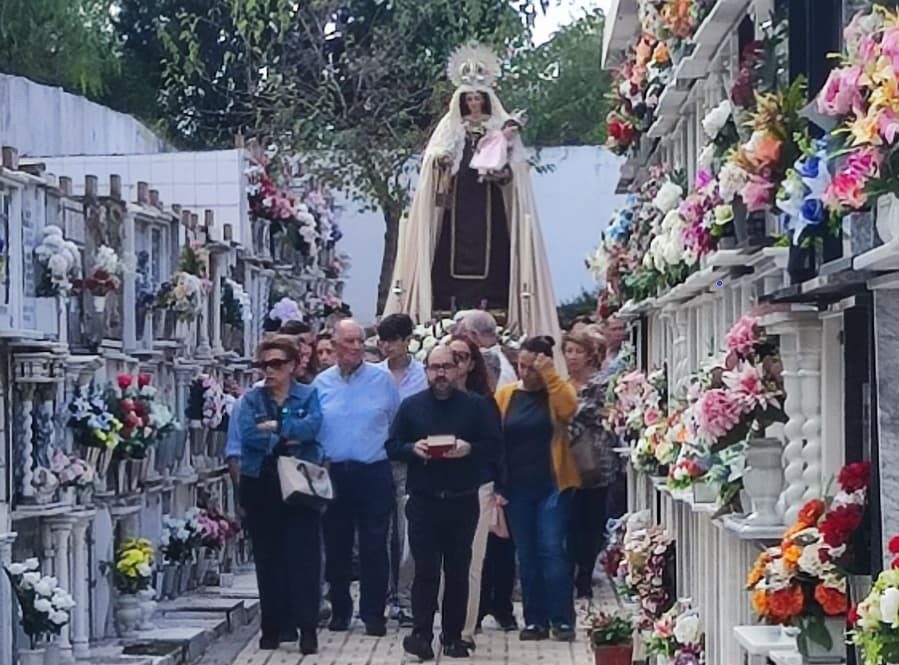 La virgen del Carmen presidió la tradicional Misa de Difuntos en el Cementerio Municipal