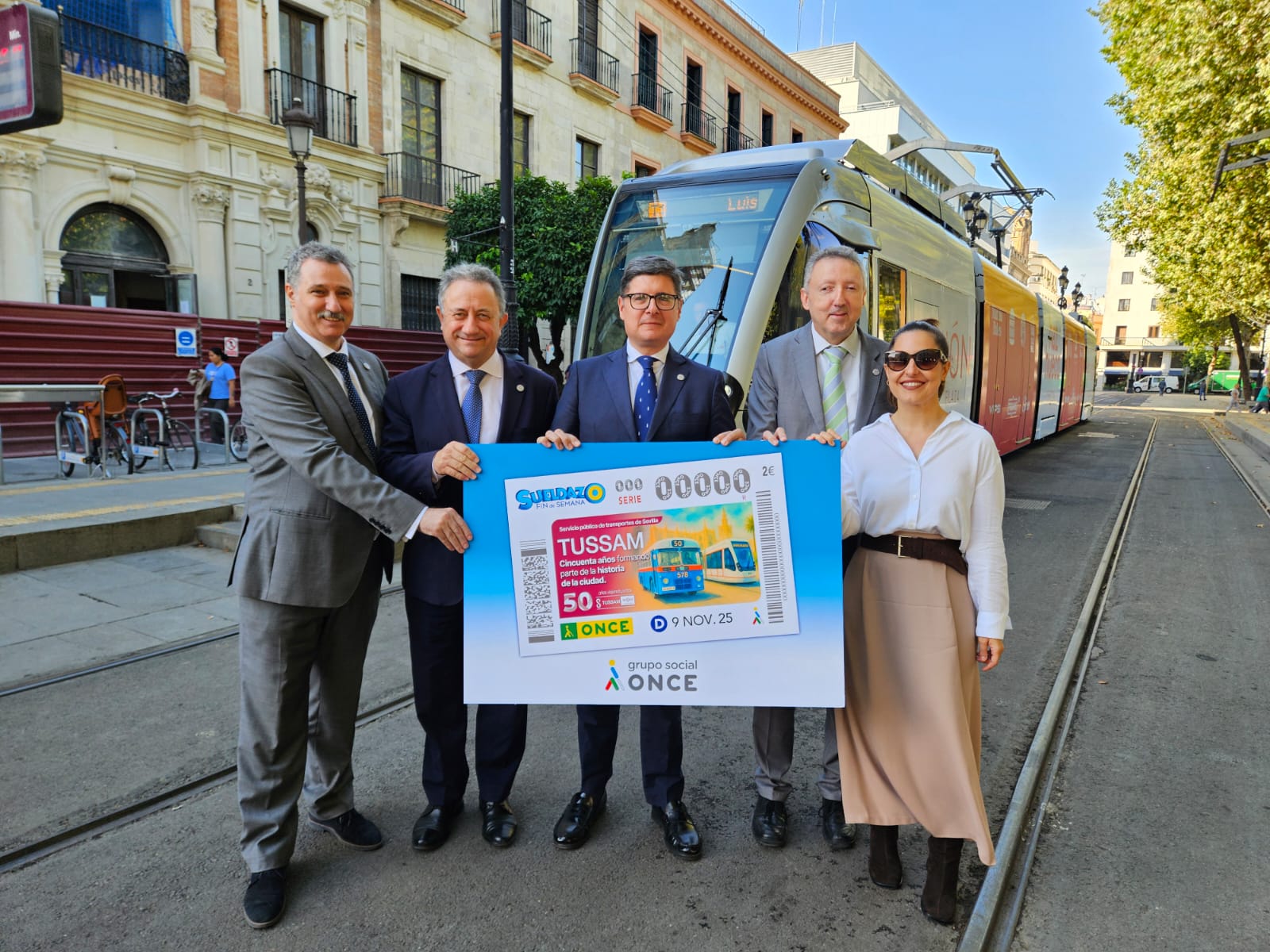 El Ayuntamiento presenta el cupón de la ONCE conmemorativo del 50 aniversario de Tussam y celebra su “medio siglo de crecimiento en inclusión, sostenibilidad y accesibilidad”