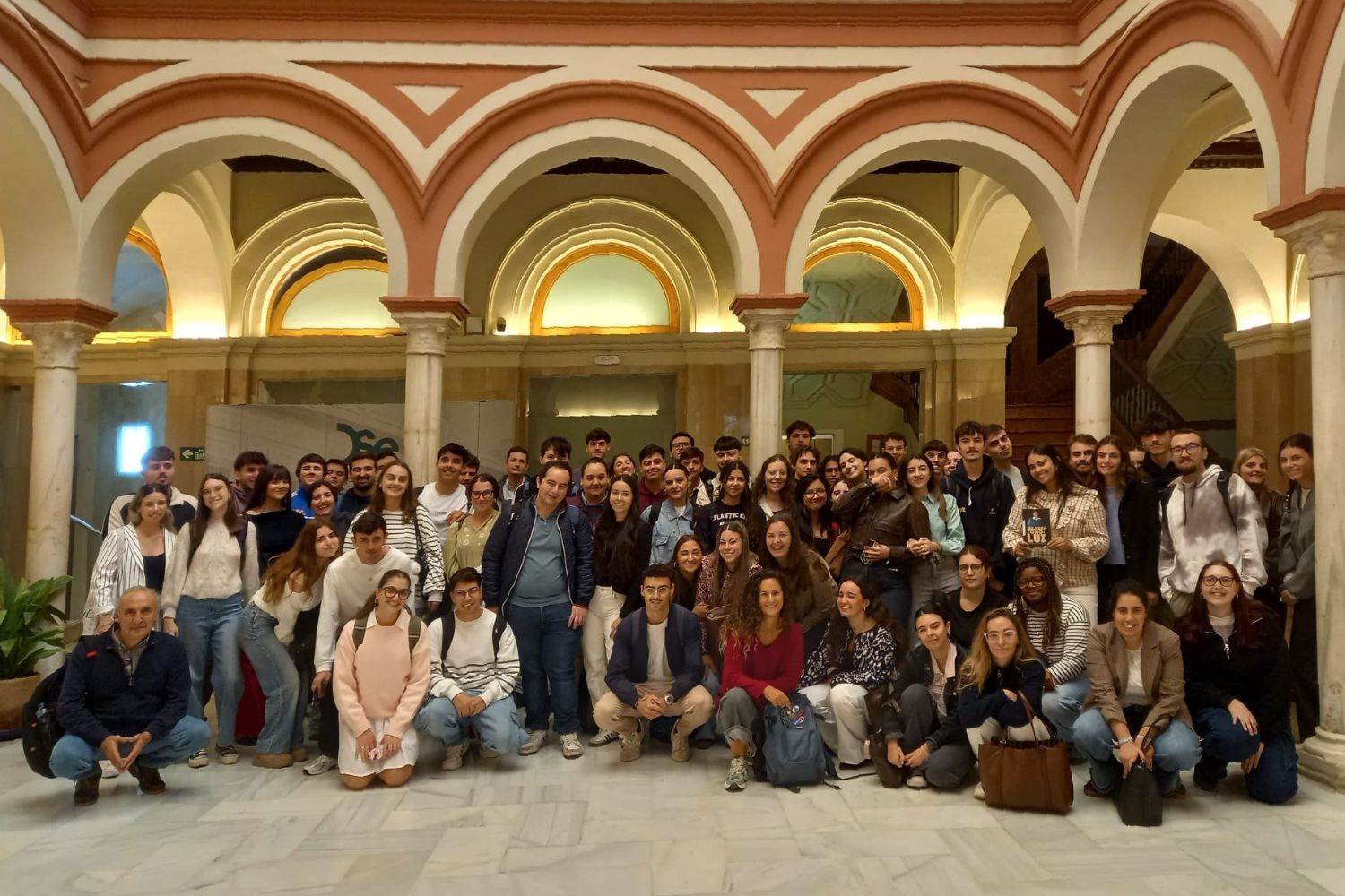 El alumnado de Periodismo Social y Educativo recorre la exposición ‘Mujeres como la luz: la fuerza de las mujeres indígenas de Ecuador’