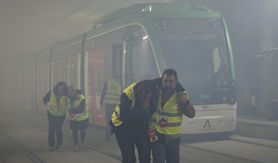 Un centenar de personas participa en el simulacro de un incendio en el túnel del Metro de Granada