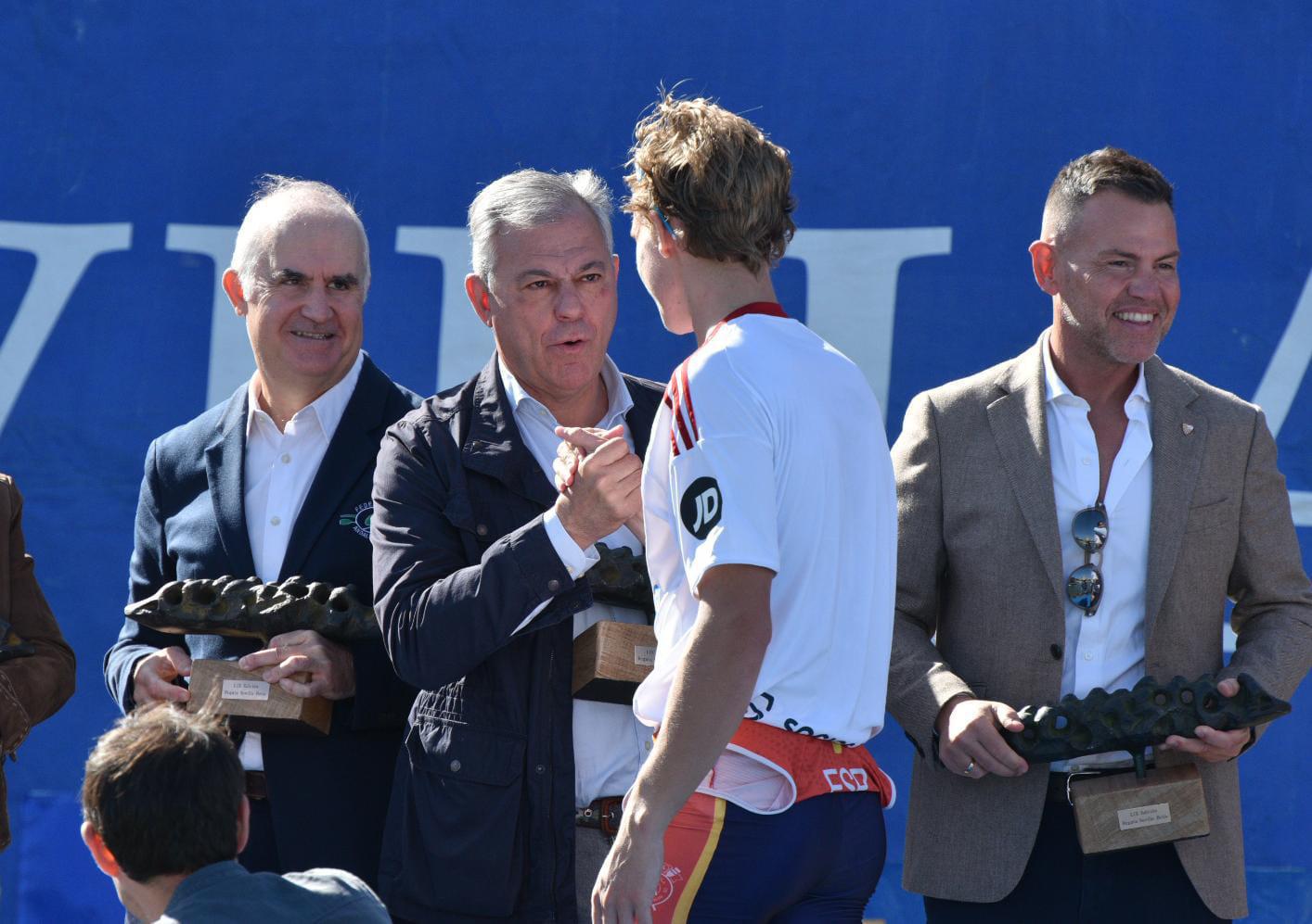 El alcalde de Sevilla asiste a la 59.ª Regata Sevilla-Betis, que recupera su meta frente a la Torre del Oro y deja victorias repartidas entre ambos clubes