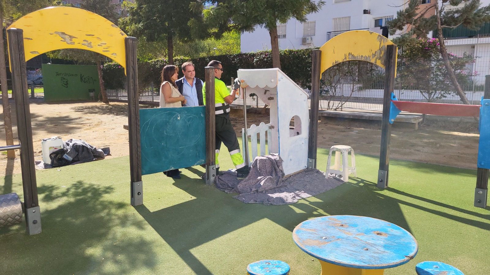 El Ayuntamiento impulsa un plan especial de pintura para renovar las 362 áreas de juegos infantiles de la ciudad