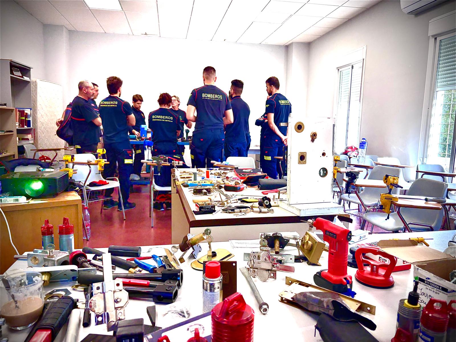 Personal del Sistema de Bomberos de la Provincia refuerza su formación en rescate de ascesores y apertura de puertas en situaciones de emergencia