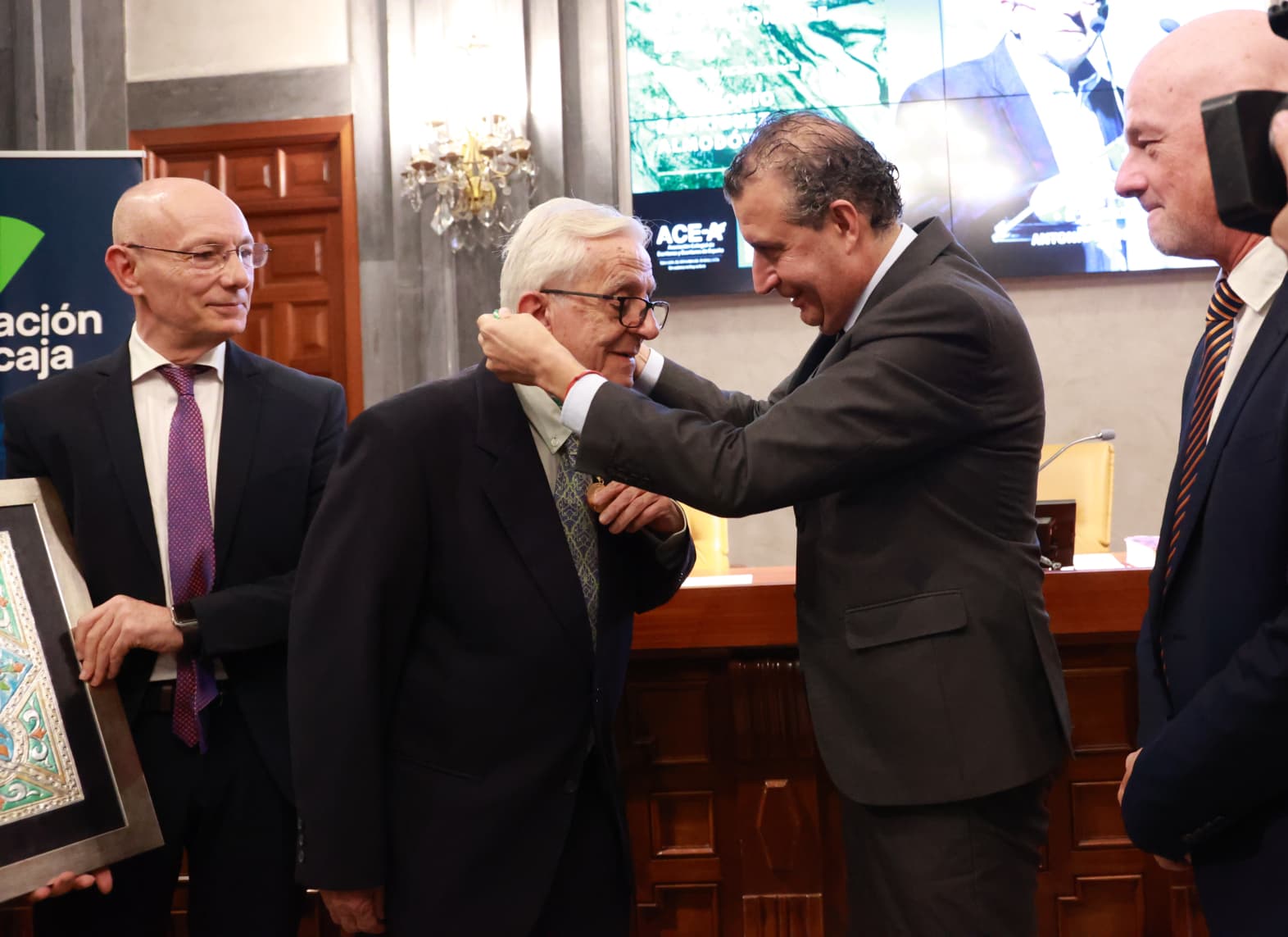 Antonio Rodríguez Almodóvar recibe en la Casa de la Provincia el XVII Premio de las Letras Andaluzas por su defensa del patrimonio oral