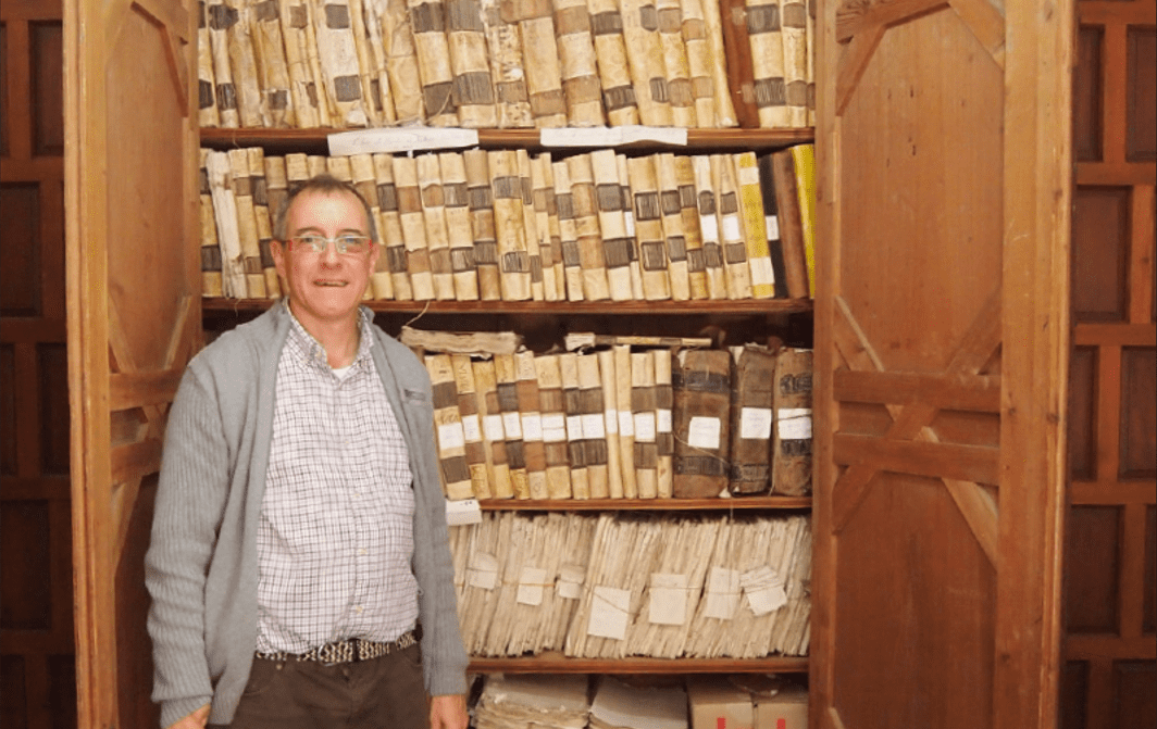 Mariano Ganfornina impulsa la digitalización del archivo parroquial de Nuestra Señora de la Oliva de Lebrija