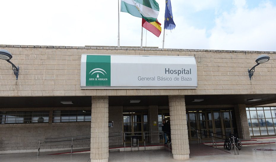 Hospitalizados dos ancianos por un incendio de vivienda en Caniles