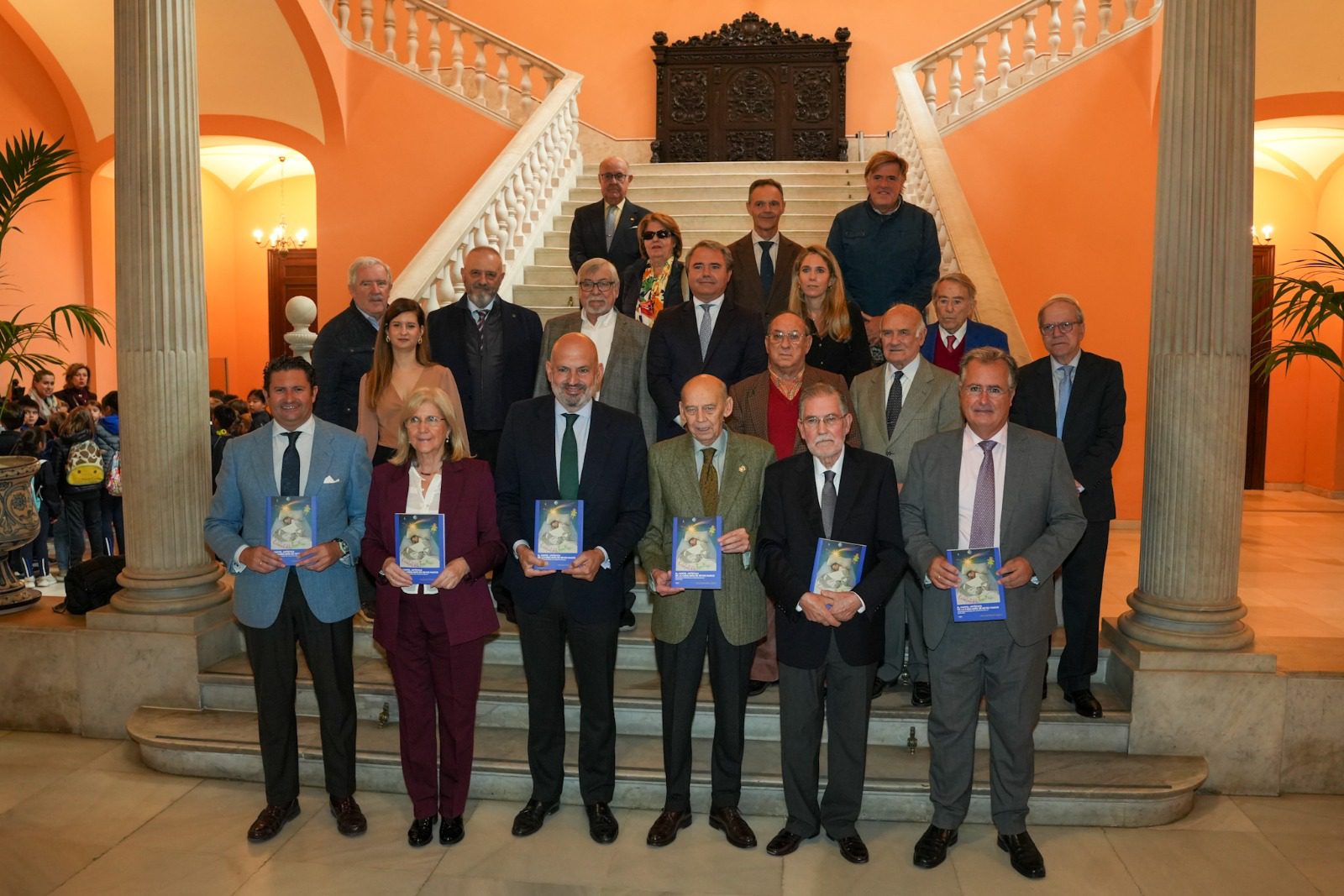 El Ayuntamiento de Sevilla presenta el libro que recopila la historia de los carteles de la Cabalgata de Reyes Magos
