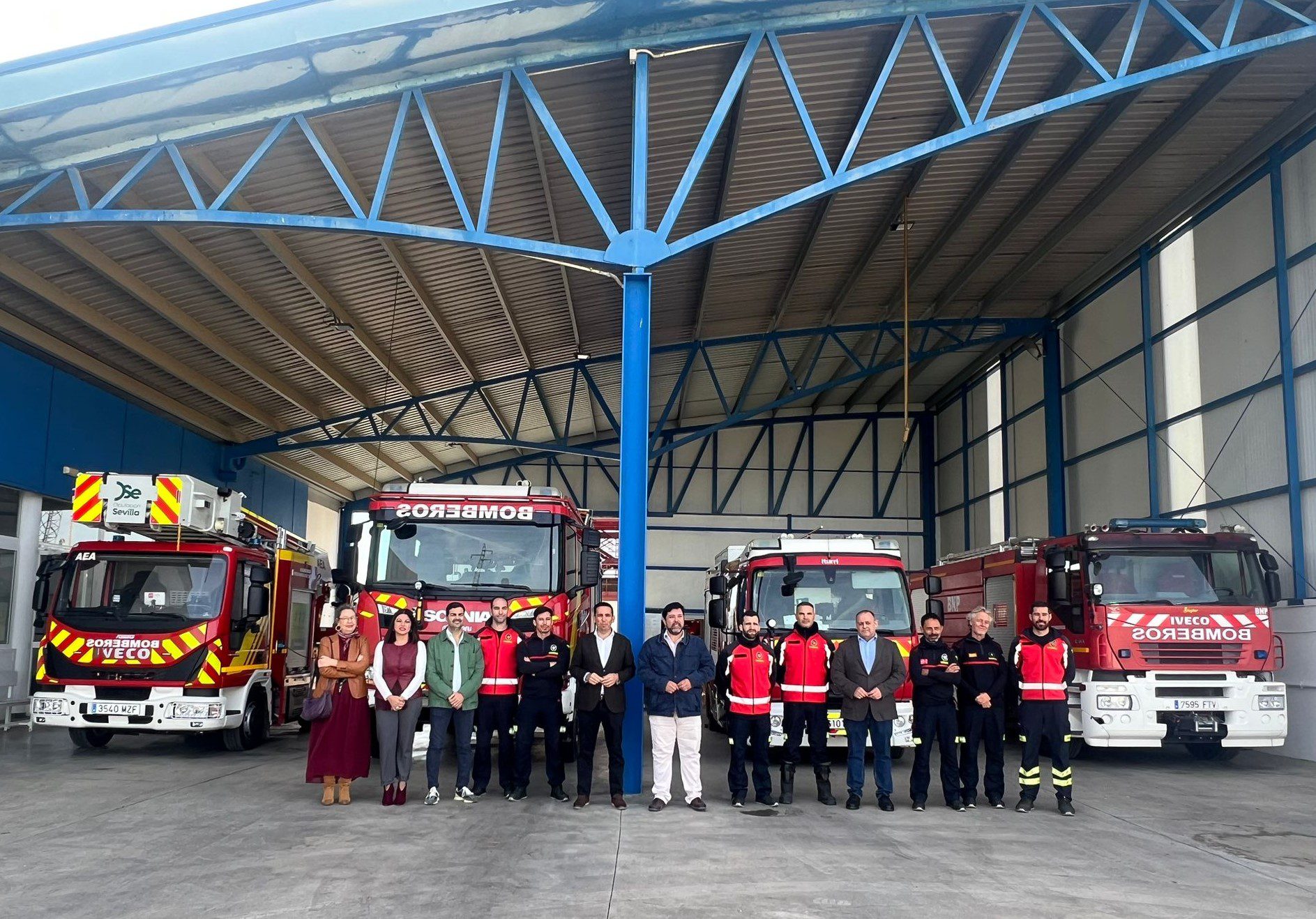 Gonzalo Domínguez visita el Parque de Bomberos de Lora del Río, que recibirá 93.333 euros de la Diputación para mejoras de mobiliario y equipamiento