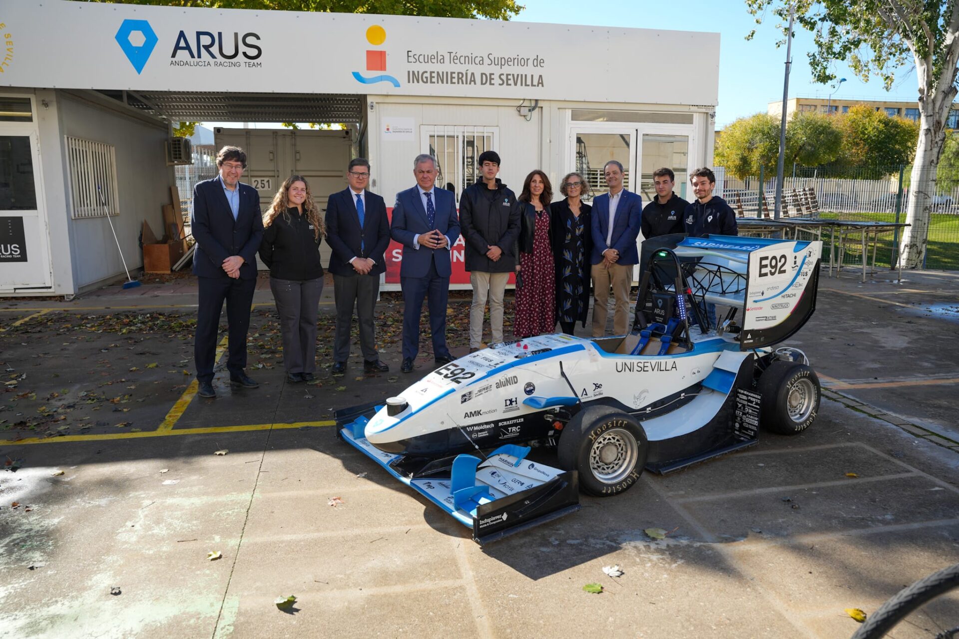 El alcalde reafirma el apoyo institucional del Ayuntamiento al equipo ARUS Formula Student de la Universidad de Sevilla