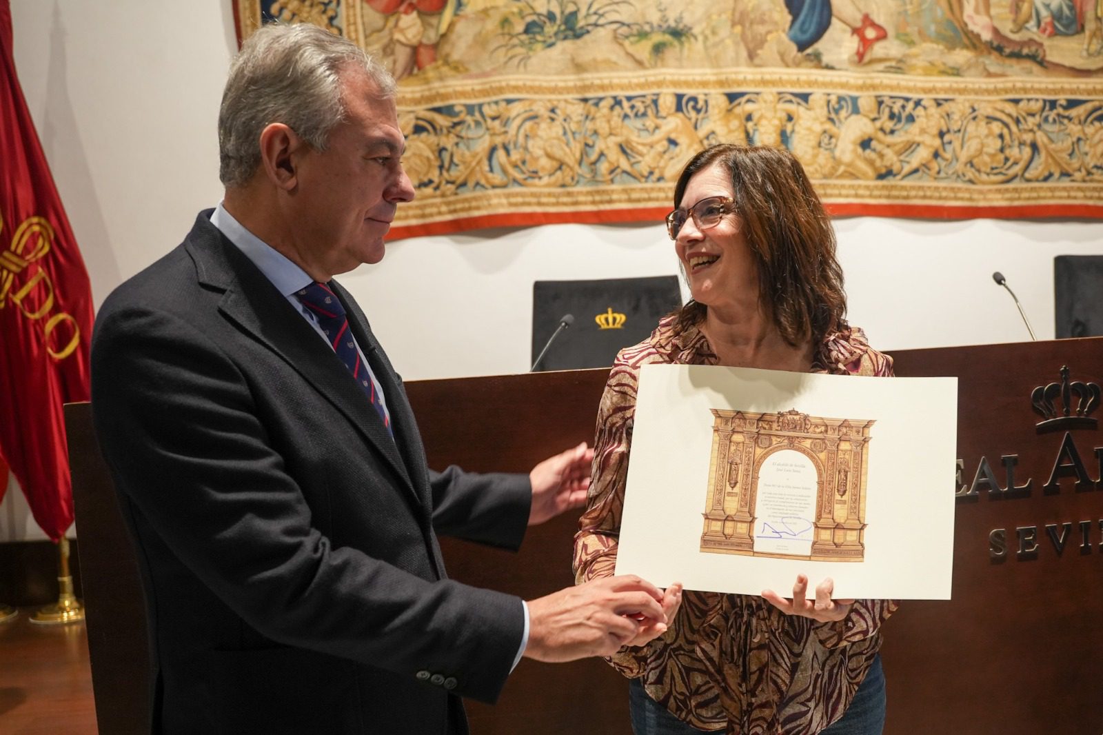 El alcalde de Sevilla homenajea a 160 empleados municipales jubilados en un acto celebrado en el Real Alcázar