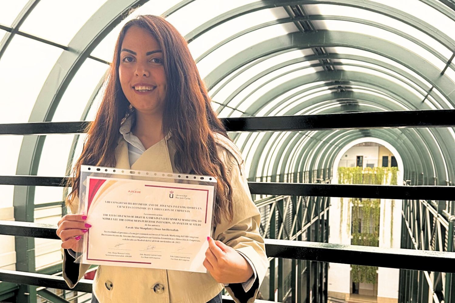 Investigadora US gana el premio AJICEDE 2025 por un estudio sobre juegos digitales