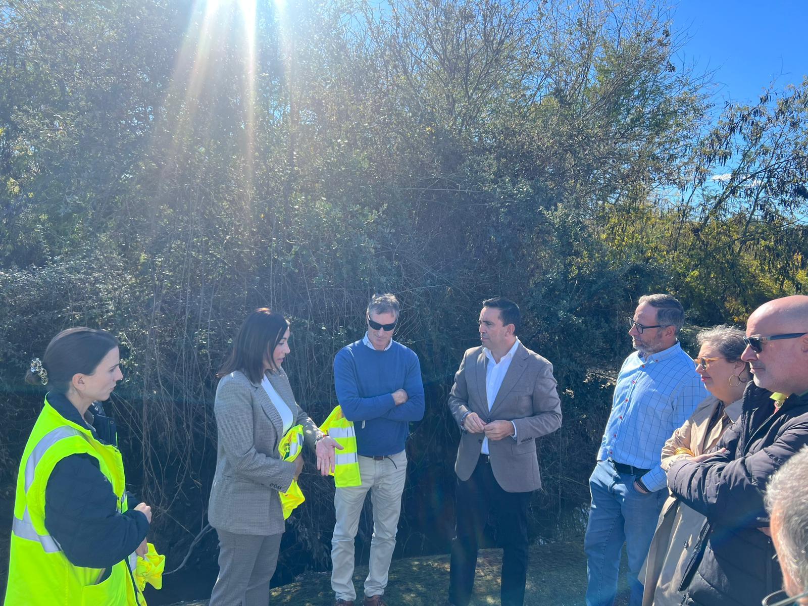 La diputada provincial de Cohesión Territorial visita junto al diputado y alcalde de El Castillo de las Guardas las carreteras afectadas por la borrasca Claudia