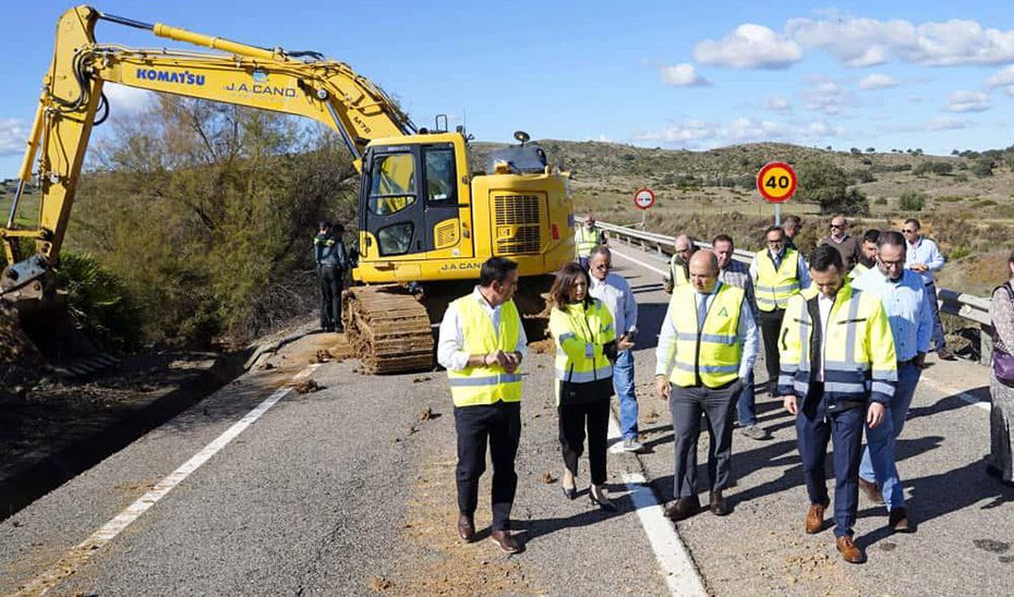 La Junta ya trabaja con maquinaria para reconstruir la carretera de El Castillo de las Guardas dañada por la borrasca