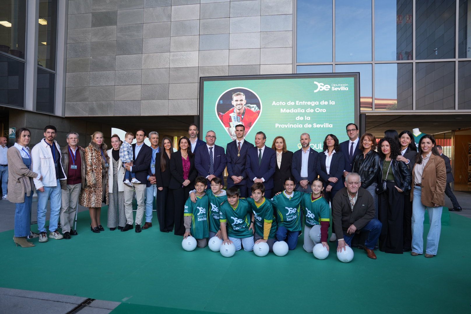 El presidente de la Diputación destaca en Fabián Ruiz sobre su trayectoria deportiva, “que sigas siendo una buena persona a la que el éxito no se le ha subido a la cabeza”