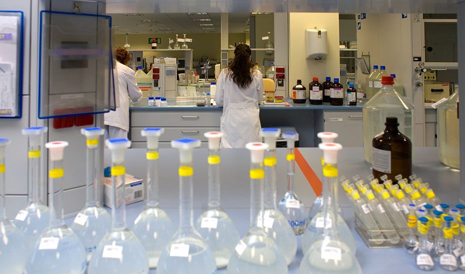 El Gobierno andaluz convocará ayudas por 12 millones para investigación en Salud