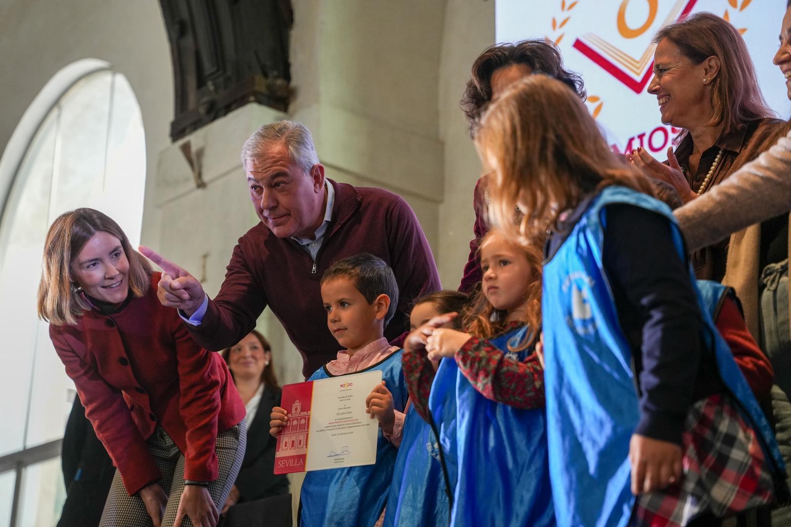 Sanz reconoce a toda comunidad educativa en la I Gala de la Educación impulsada por el Ayuntamiento de Sevilla