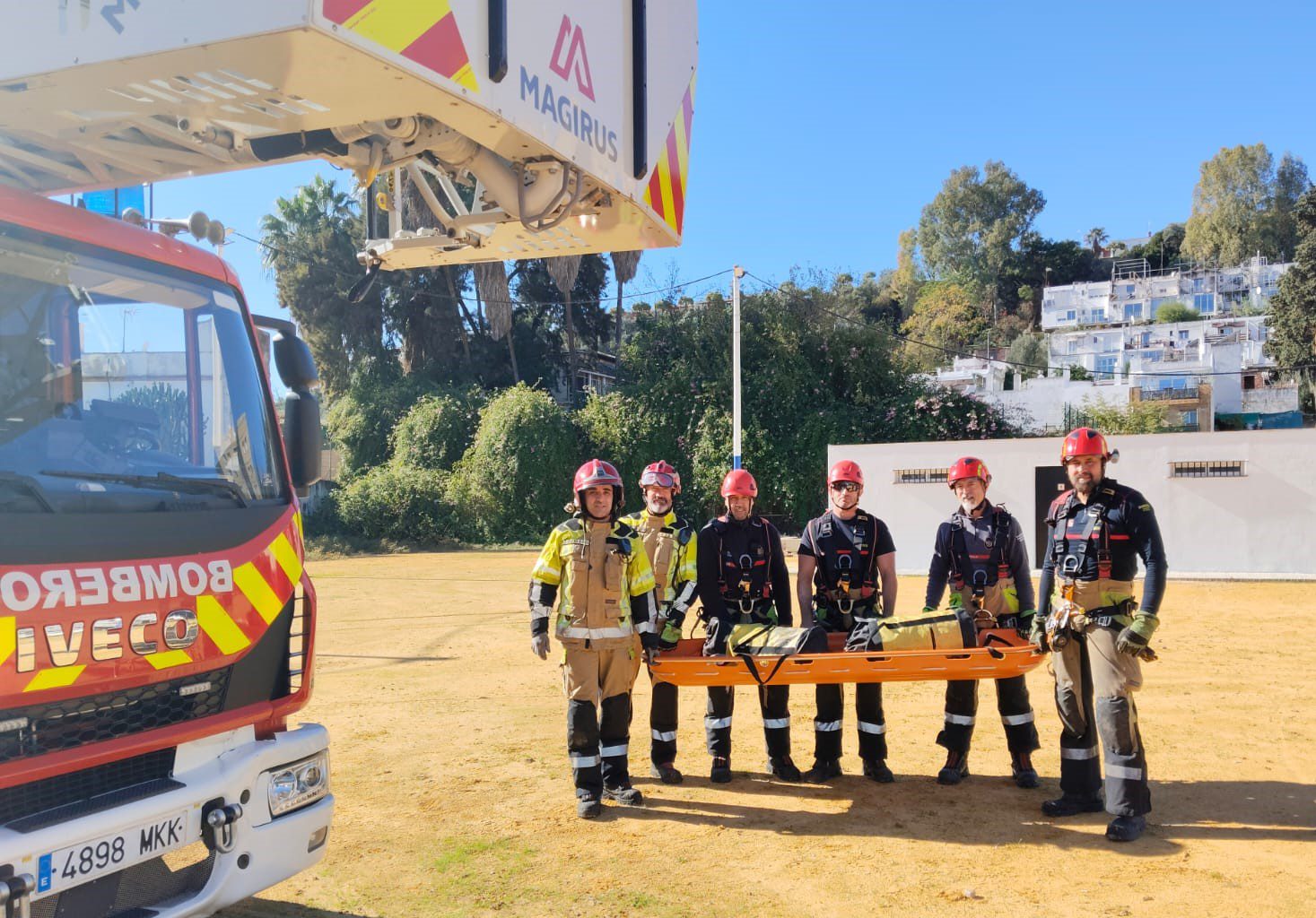 Bomberos del Consorcio Provincial participan en un simulacro con drones de búsqueda de personas en el Guadalquivir