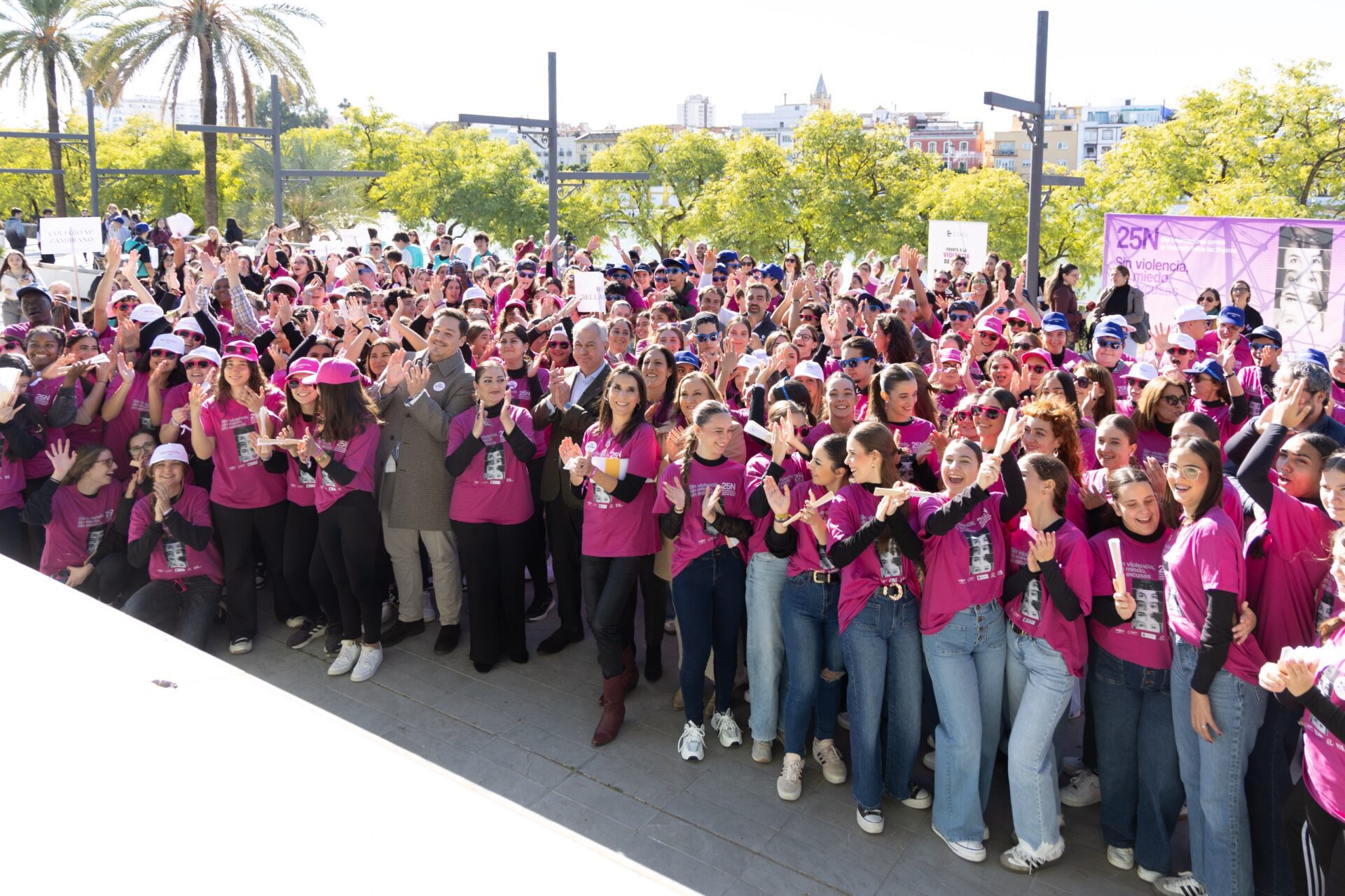 El Ayuntamiento conmemora la lucha contra la violencia hacia las mujeres con un ‘flashmob’ con más de 300 jóvenes