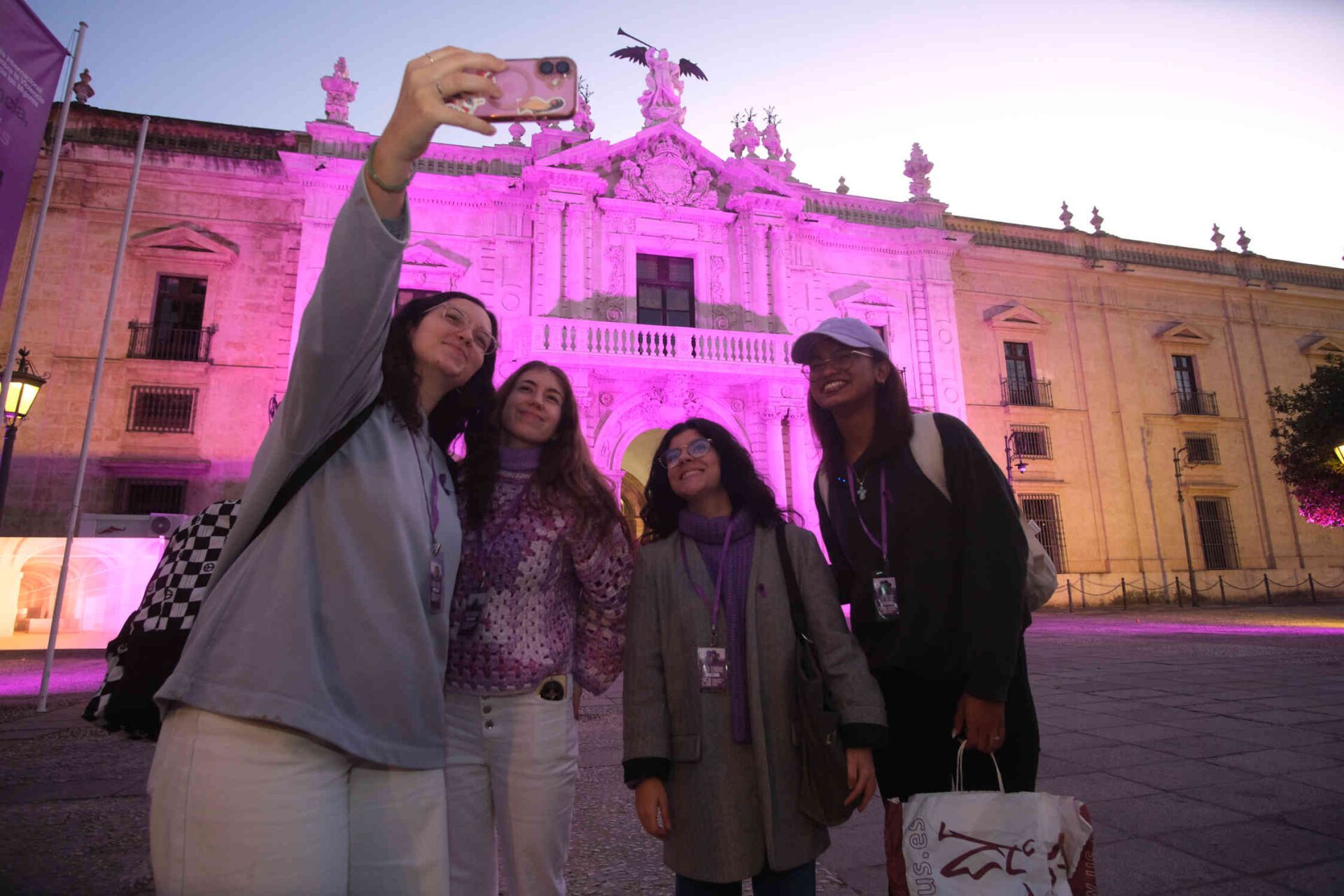 La US presenta ‘Avisa cuando llegues’, una campaña creada por el alumnado por el 25N