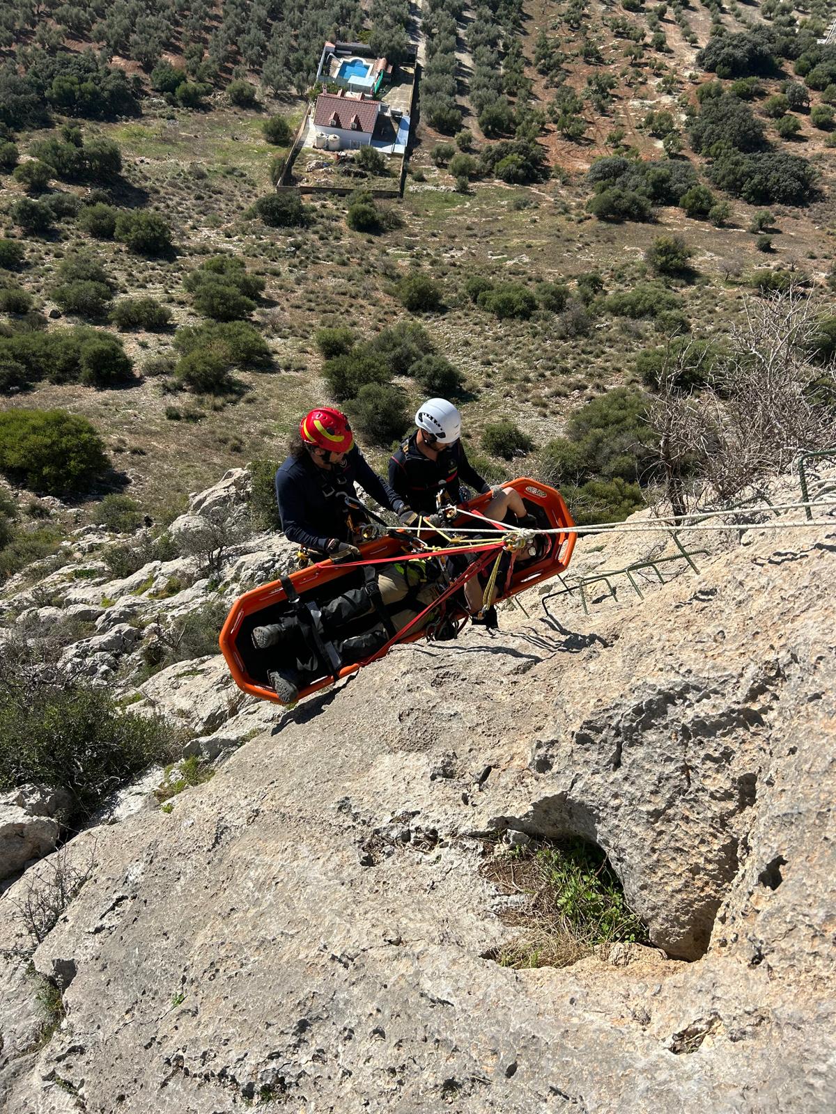 Bomberos del Consorcio reciben formación práctica sobre rescate en medio natural en barrancos, taludes y vías ferratas de la provincia