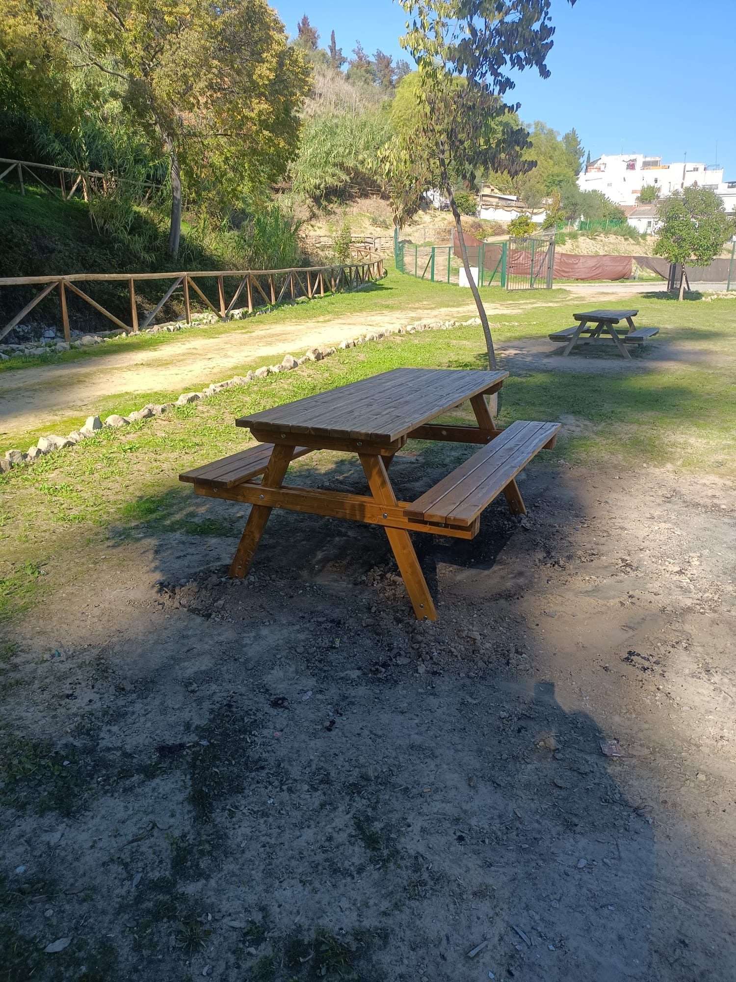 El ayuntamiento repara los daños por vandalismo sufridos el pasado domingo en el Parque Municipal de Los Manantiales