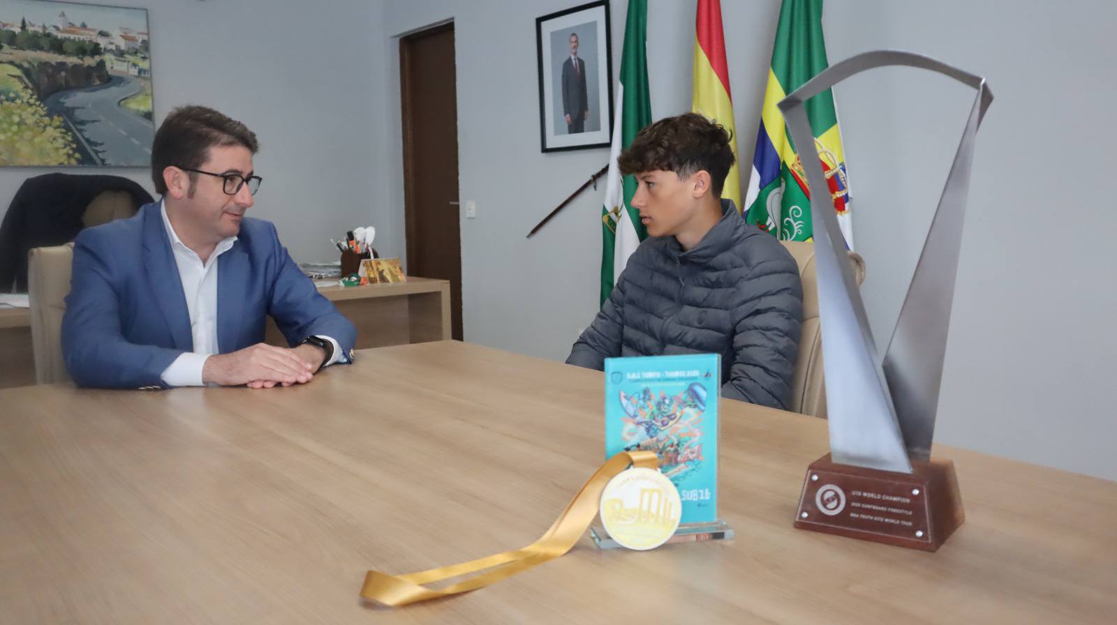 Palomares del Río celebra el triunfo mundial de Santiago Montero en kitesurf